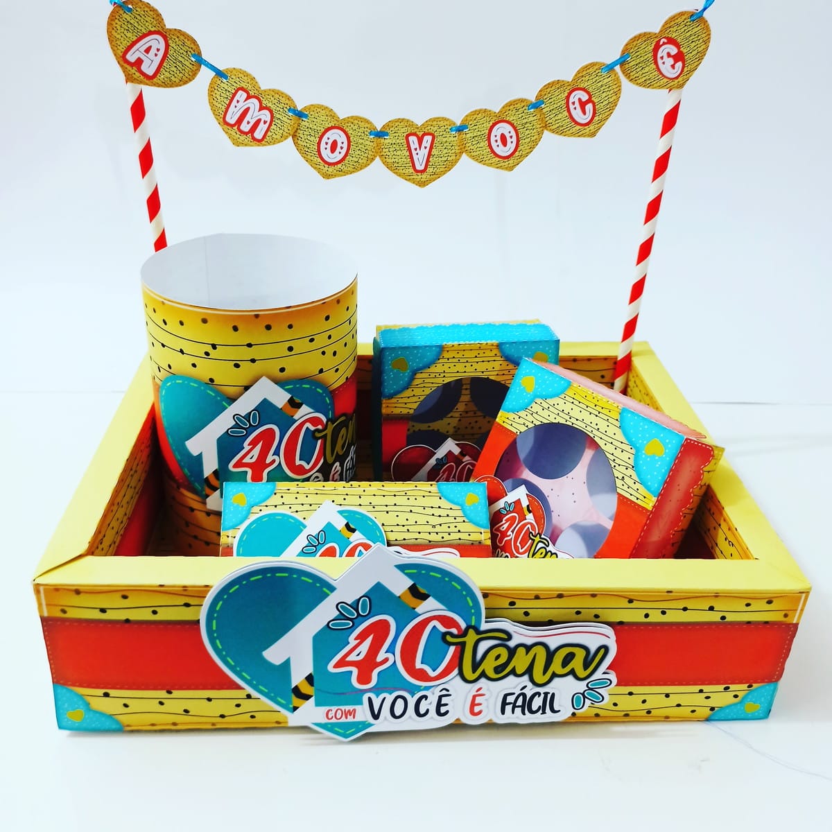 Kit Digital 40 Anos de Namoro para Lembrancinhas 4 Kit de festa digital com tema "40tena", banner "AMOR VOCÊ" e caixas coloridas.