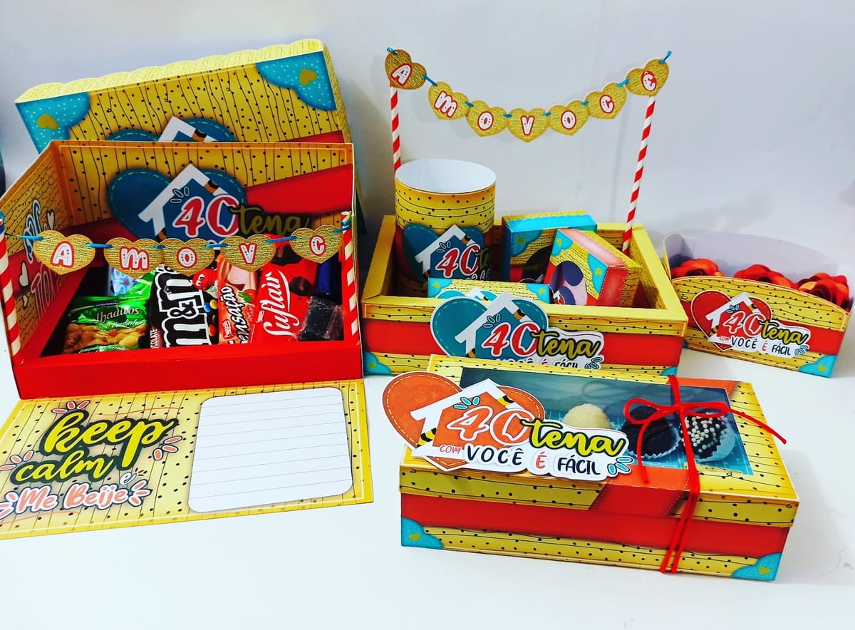 Kit Digital 40 Anos de Namoro para Lembrancinhas 1 Design de caixas decorativas amarelas e vermelhas com tema 40tena.
