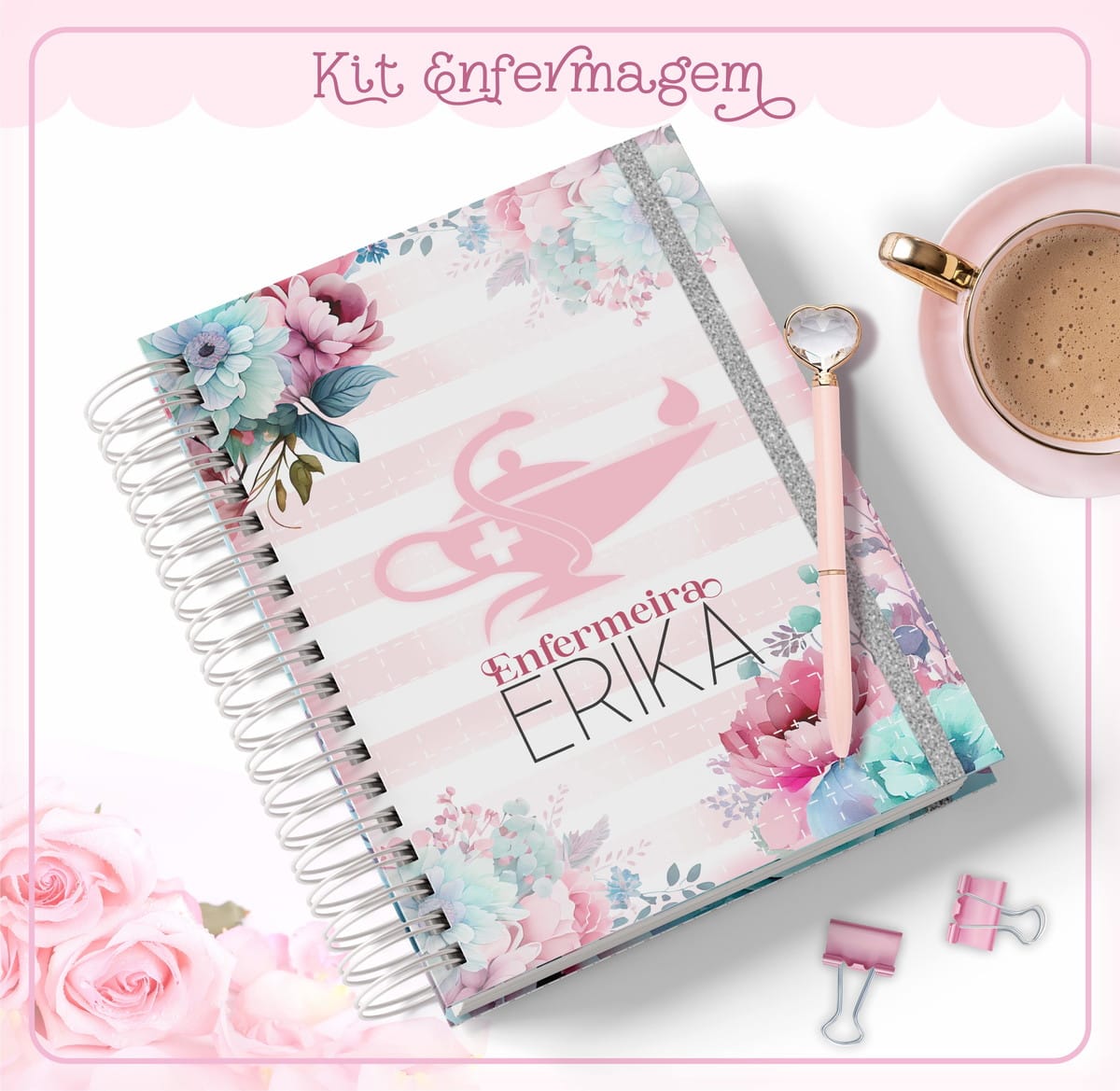 Kit Agenda Enfermagem Digital 246 Paginas para Personalizar 3 Caderno espiral personalizado com estampa floral, caneta e xícara de café sobre mesa.