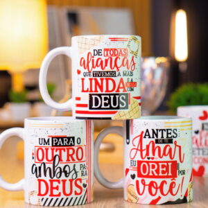Kit Arte Digital Canecas Namorados Laços Eternos Sublimação 23 Três canecas de cerâmica branca com frases e desenhos coloridos sobre superfícies de madeira.