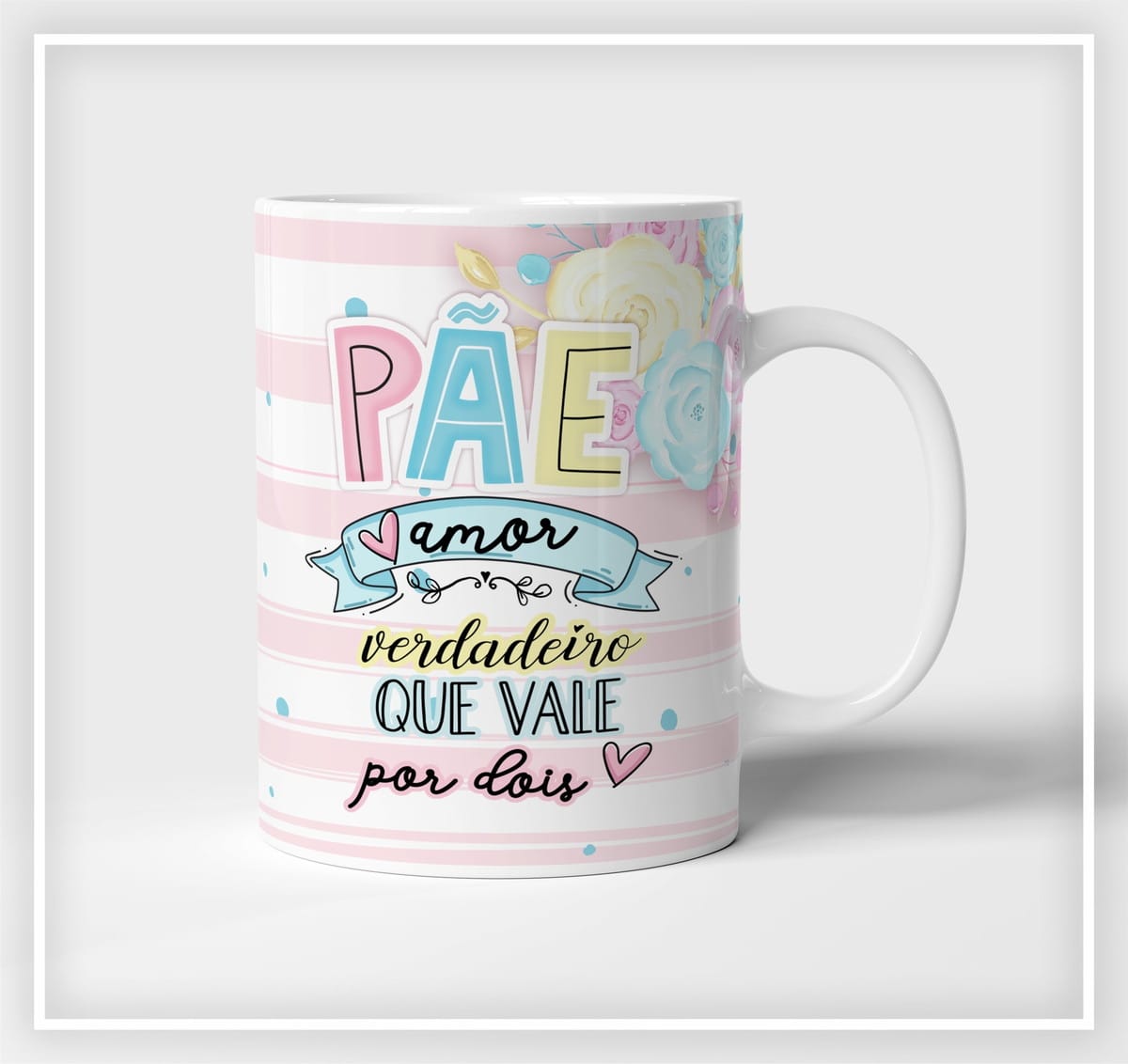 Kit Artes Canecas Pai e Mae PNG para Sublimacao 2 Caneca branca com estampa decorativa contendo letras coloridas, flores e frases em português.