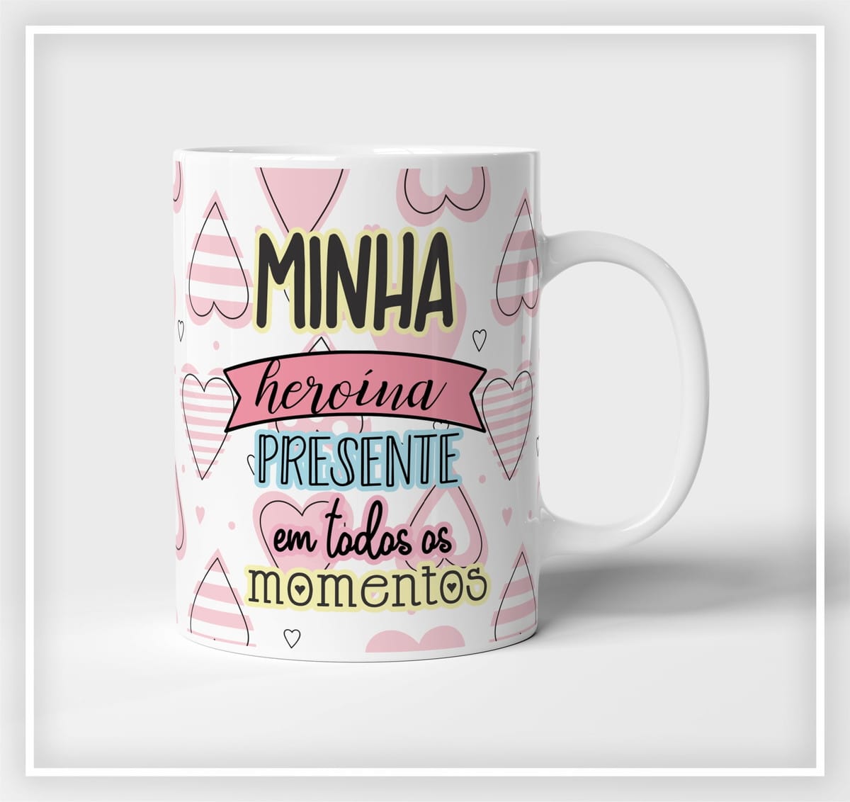 Kit Artes Canecas Pai e Mae PNG para Sublimacao 4 Caneca branca estampada com corações e a frase Minha heroína presente em todos momentos.