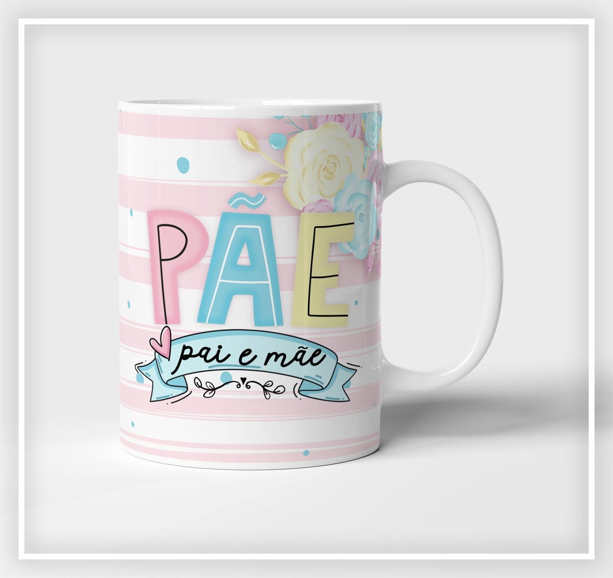 Kit Artes Canecas Pai e Mae PNG para Sublimacao 1 Caneca branca estampada com listras rosas, flores coloridas e a palavra PÃE.