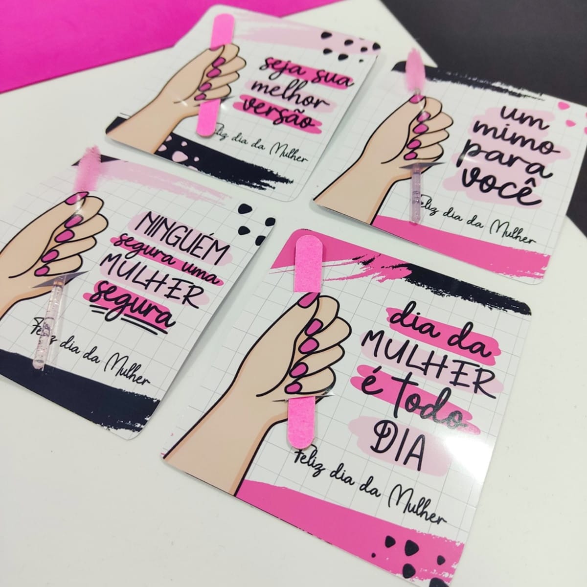 Kit Artes Dia da Mulher com 239 Arquivos em PNG e PDF 2 Quatro cartões coloridos em tons de rosa com frases e ilustrações femininas impressas