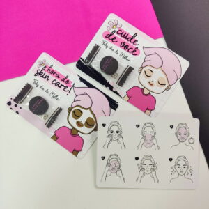 Dois cartões impressos com ilustrações femininas e uma máscara facial compacta embalada.