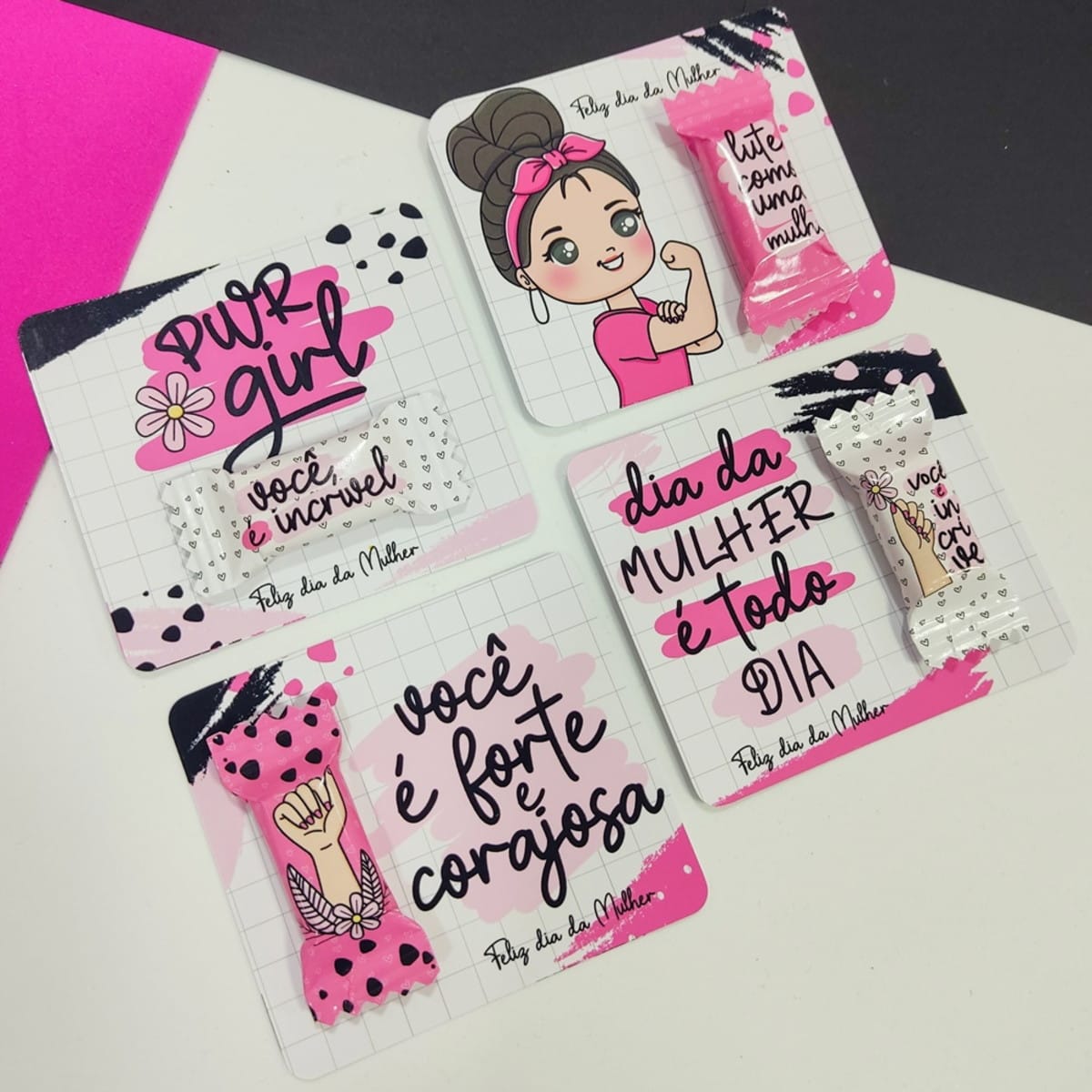 Kit Artes Dia da Mulher com 239 Arquivos em PNG e PDF 4 Quatro cartões temáticos rosa e branco com mensagens e balas acopladas.