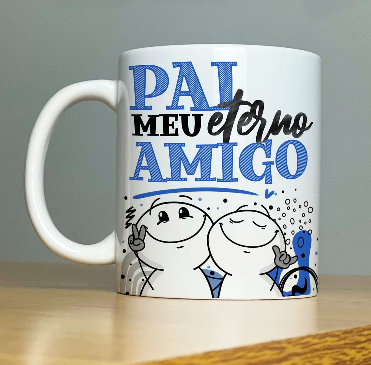 Kit Artes Digitais Flork Pais 2024 PNG para Canecas 3 Caneca branca estampada com mensagem em português e dois bonecos estilizados fazendo gestos.