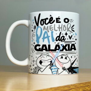 Caneca branca estampada com frase em português e desenhos divertidos.
