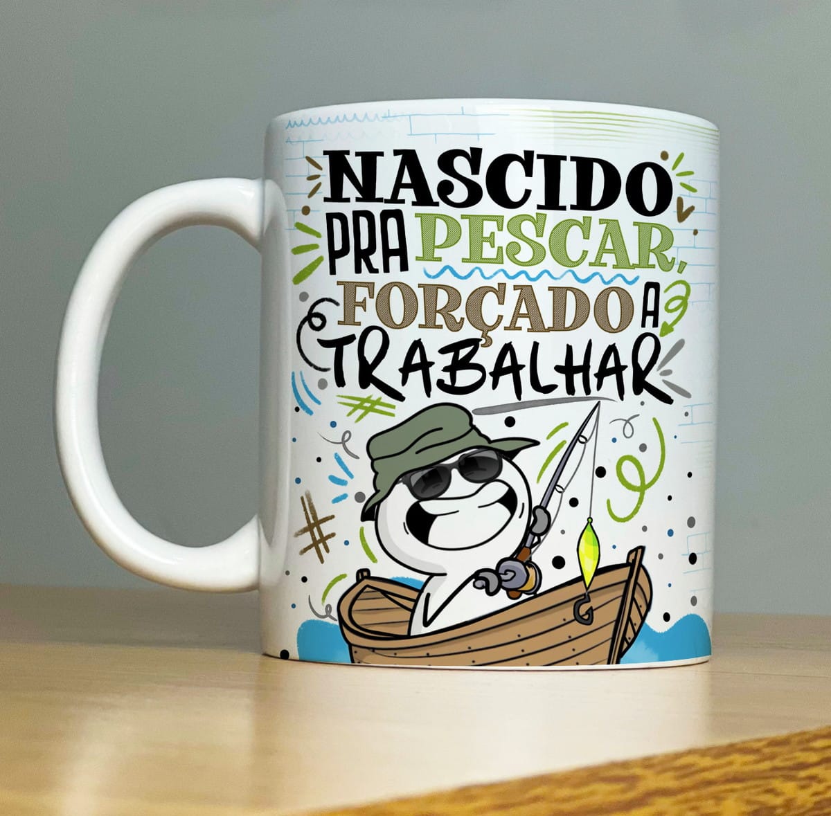 Kit Artes Digitais Flork Pais 2024 PNG para Canecas 5 Caneca branca estampada com ilustração de pescador em um barco e frase.