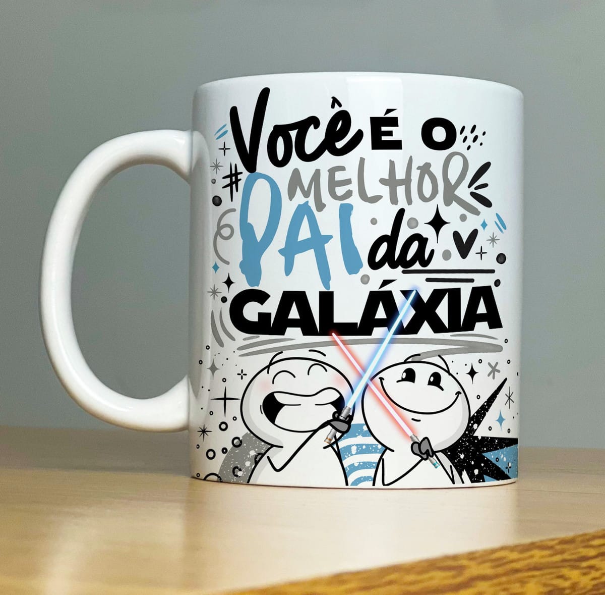 Kit Artes Digitais Flork Pais 2024 PNG para Canecas 1 Caneca branca estampada com frase em português e desenhos divertidos.