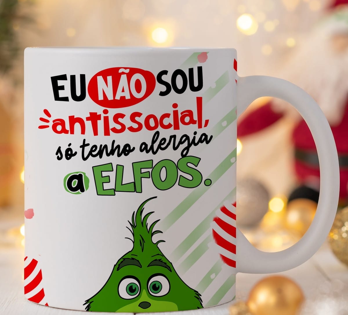 Kit Artes Grinch Debochado para Canecas em PNG e PSD 3 Caneca branca estampada com frase em português e personagem verde.
