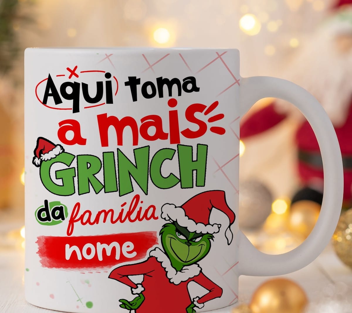 Kit Artes Grinch Debochado para Canecas em PNG e PSD 4 Caneca branca estampada com tema natalino, texto colorido e personagem verde de chapéu.