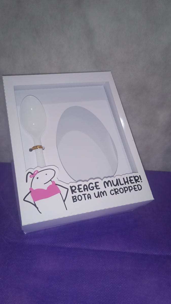 Kit Caixa Ovo de Colher Flork Arquivo Digital para Imprimir 2 Caixa branca decorada com desenho de personagem e colher plástica