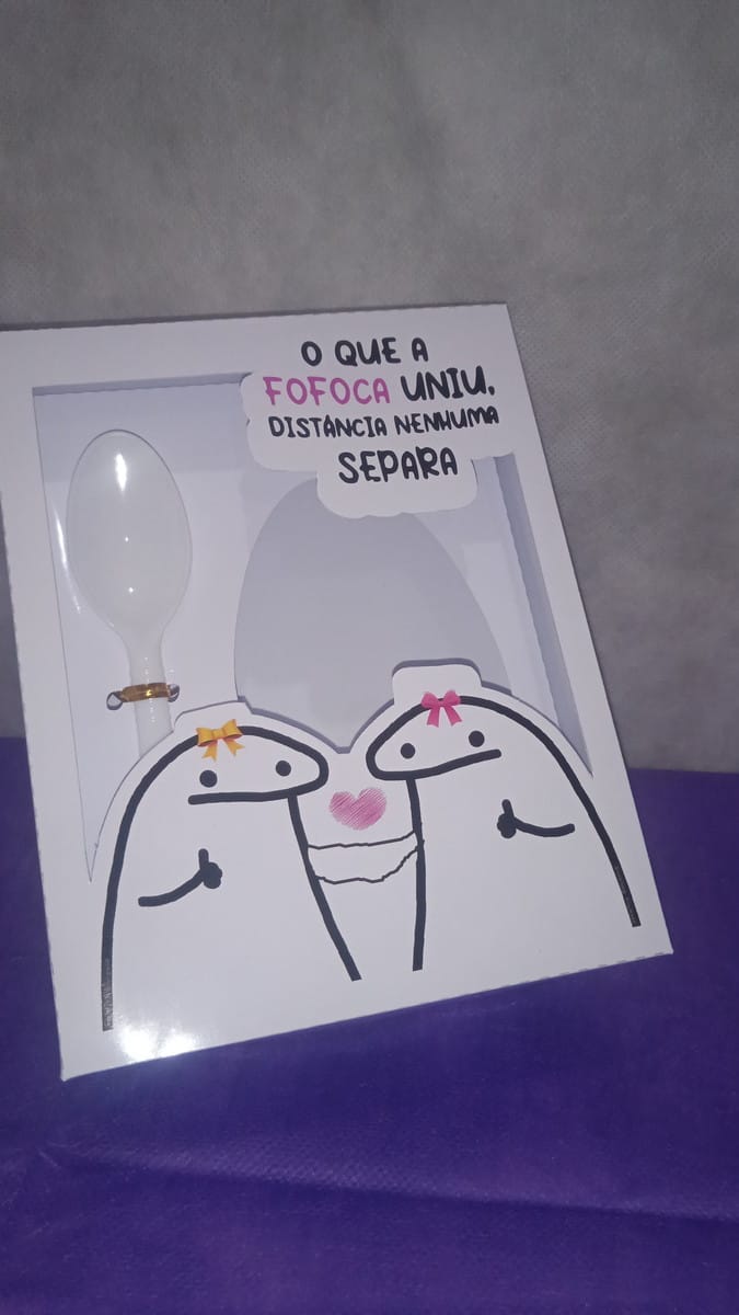 Kit Caixa Ovo de Colher Flork Arquivo Digital para Imprimir 3 Caixa branca decorada com desenhos de personagens e frase em portugues.