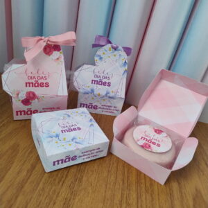 Caixas de presente decoradas para o dia das mães com laços de fita coloridos.