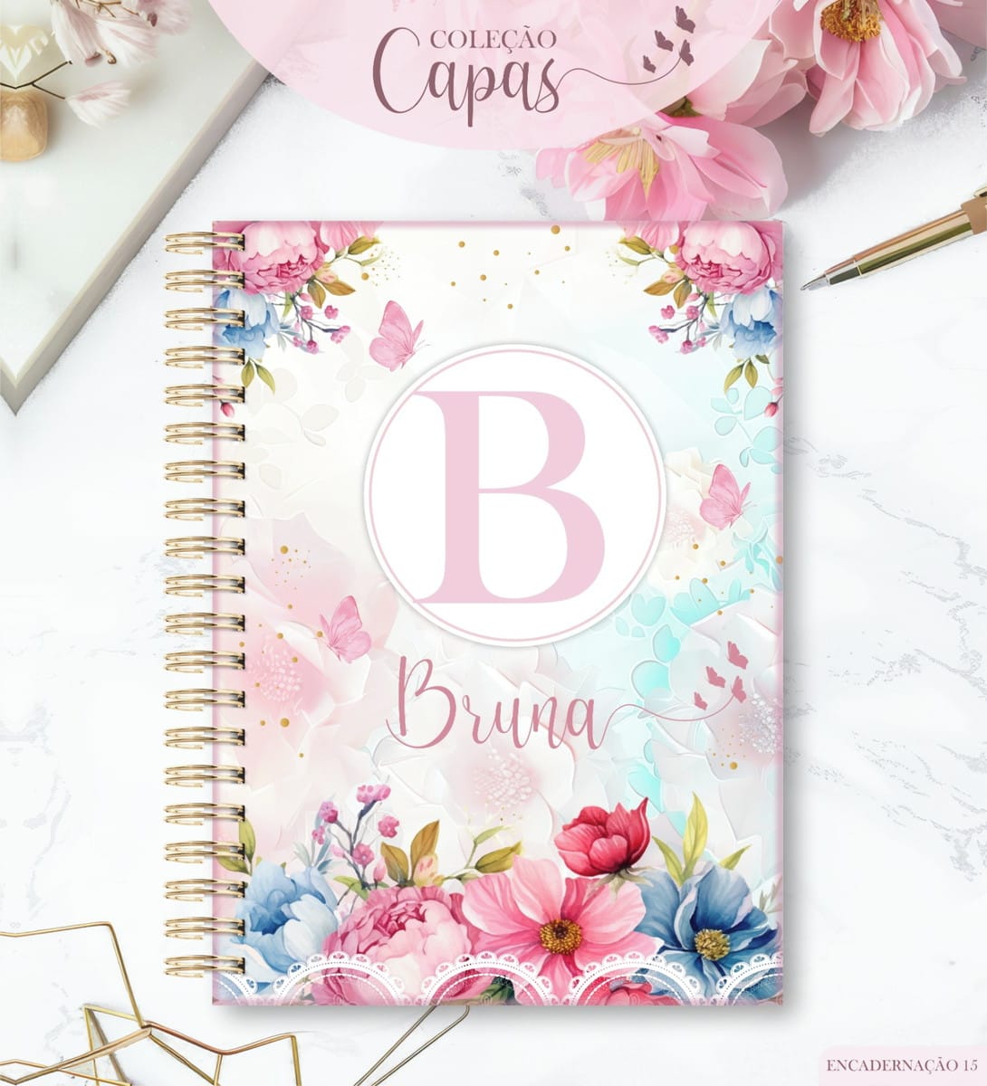 Kit Capas A5 e Artes para Canecas Floral Vintage 4 Caderno espiral com capa decorada com flores, borboletas e uma letra centralizada.