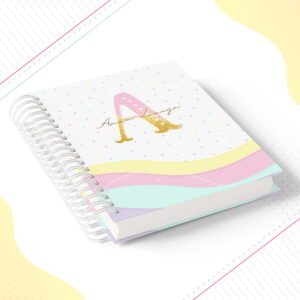 Caderno espiral fechado com capa decorada com letras e ondas coloridas