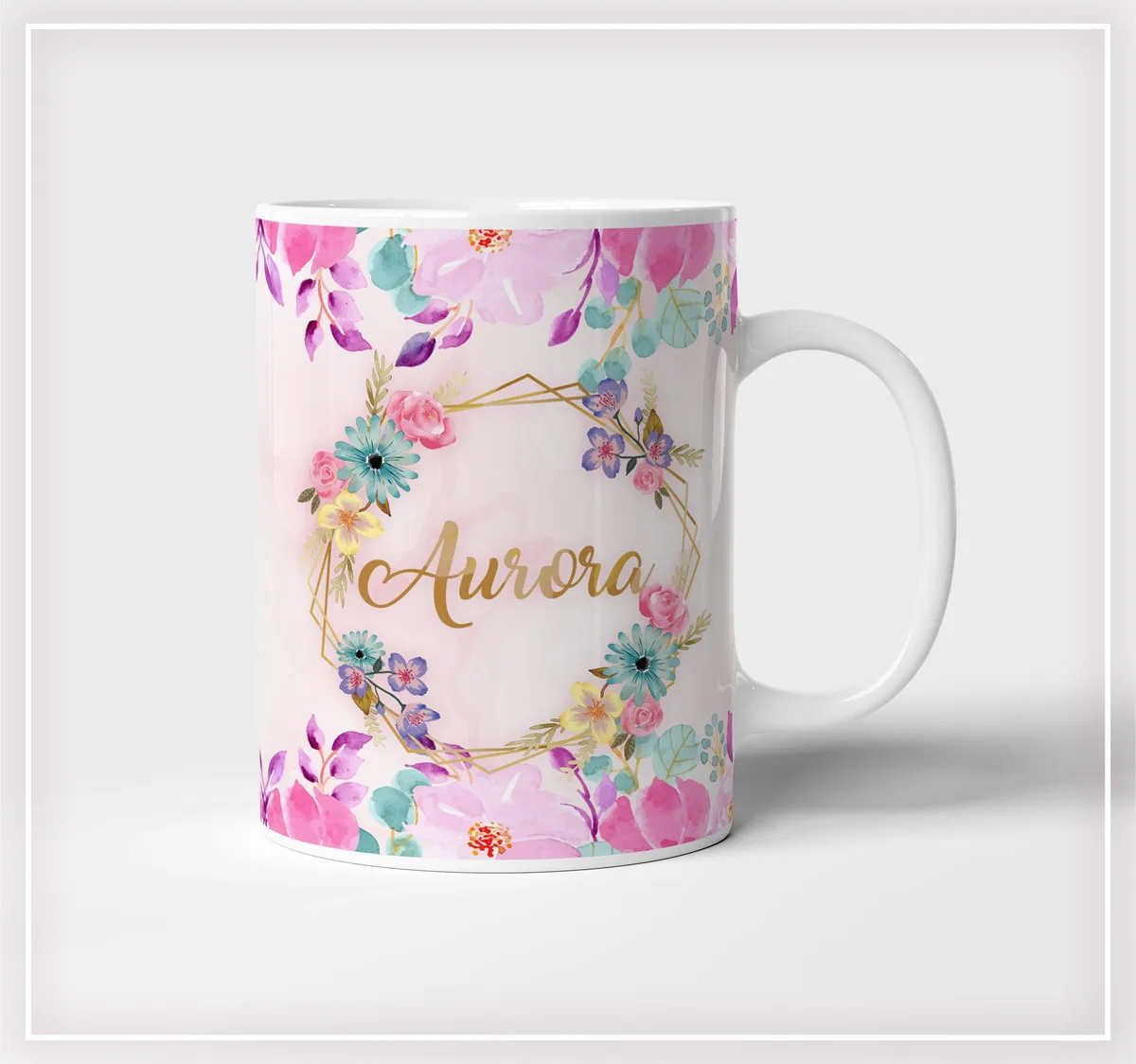 Arquivo Digital Kit Completo Floral para Bebê 4 Caneca branca com arte floral aquarelada, moldura dourada e texto personalizado.
