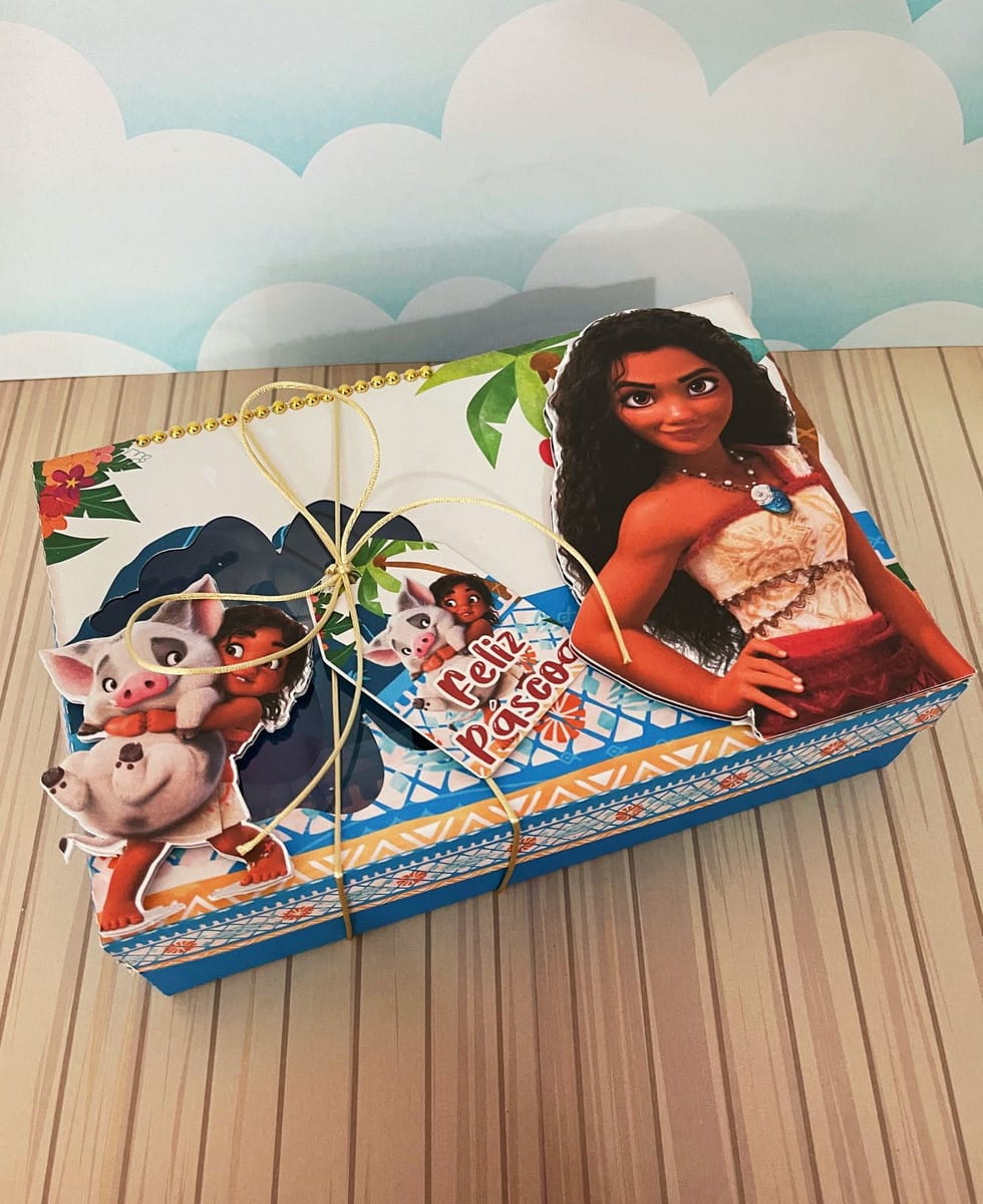 Kit Confeiteiro Moana Caixa Decorativa para Doces 3 Caixa decorada com personagens de desenho animado sobre superfície de madeira.