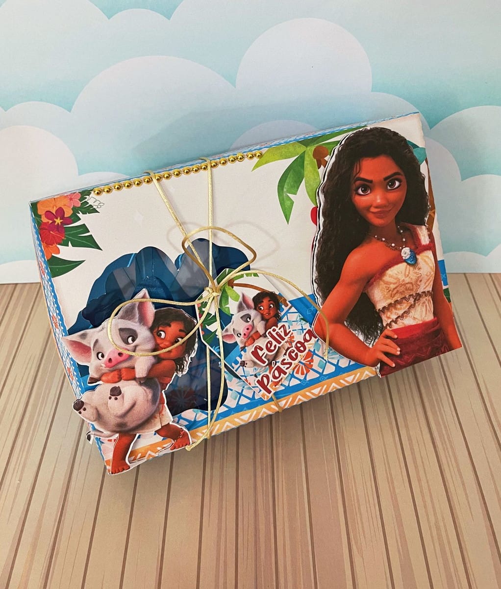 Kit Confeiteiro Moana Caixa Decorativa para Doces 4 Caixa retangular decorada com ilustrações de personagem de animação e um porquinho.
