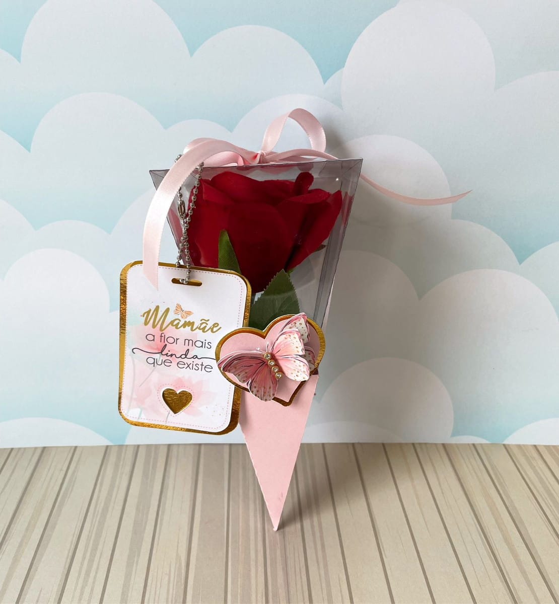 Kit Dia das Mães Digital com Embalagens Floral 4 Rosa vermelha dentro de embalagem cônica transparente com fita e cartão comemorativo.