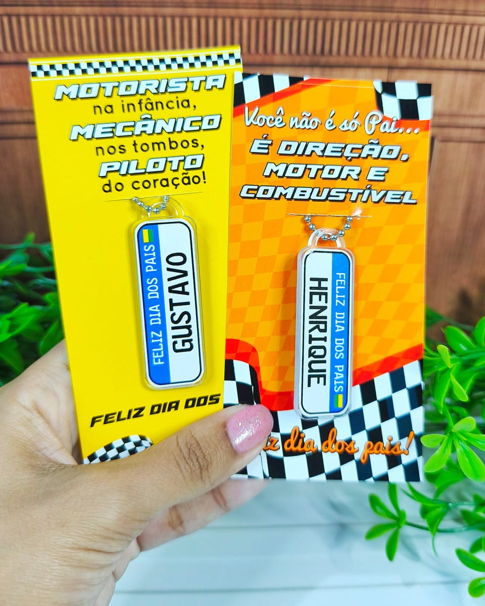 Kit Dia dos Pais 2025 em PNG com Lembrancinhas Fáceis 4 Dois chaveiros personalizados com suporte de papel decorado com tema automotivo.