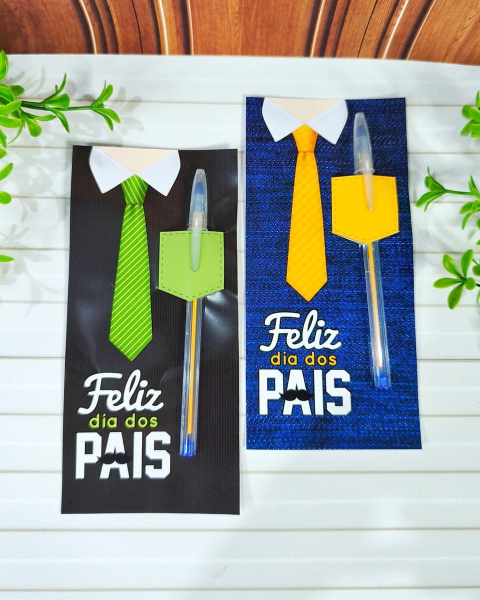 Kit Dia dos Pais 2025 em PNG com Lembrancinhas Fáceis 1 Dois cartões de dia dos pais com gravata e caneta.
