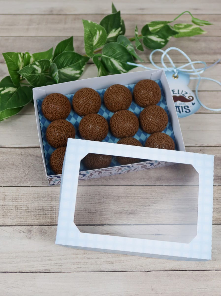 Kit Dia dos Pais para Corte no Silhouette Studio 2 Caixa com doces de chocolate granulados sobre fundo de madeira com folhagem verde