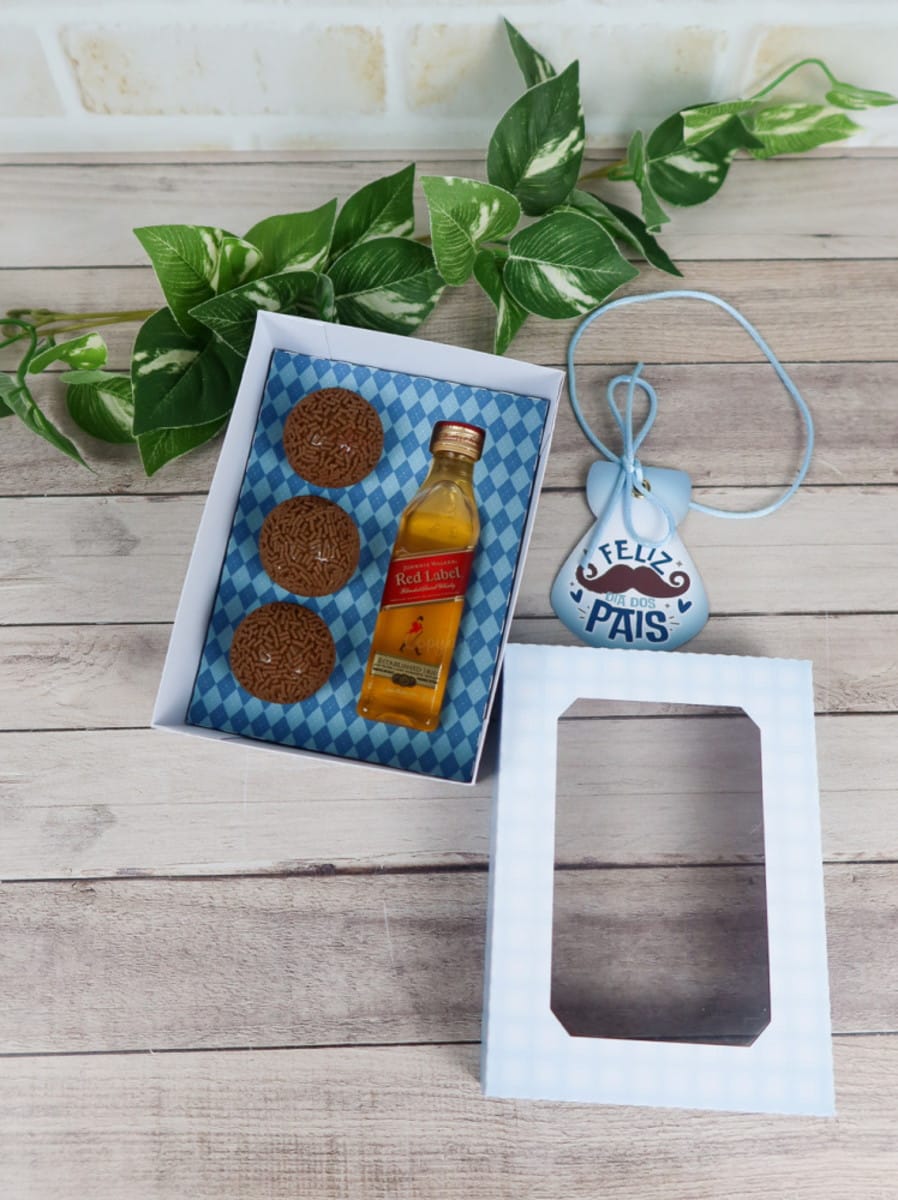 Kit Dia dos Pais para Corte no Silhouette Studio 3 Caixa de presente aberta com doces e uma garrafa pequena sobre fundo de madeira.