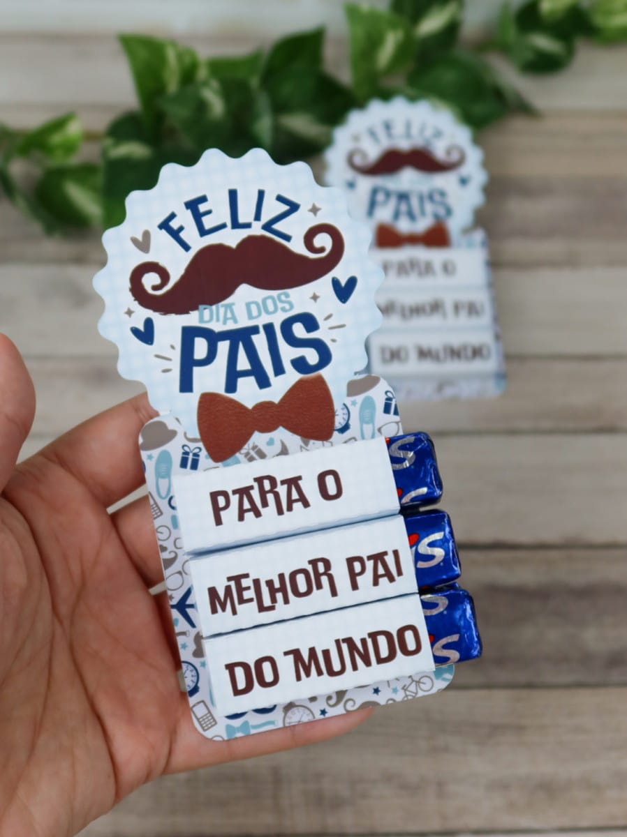 Kit Dia dos Pais para Corte no Silhouette Studio 4 Mão segurando cartão comemorativo personalizado para o dia dos pais com doces.