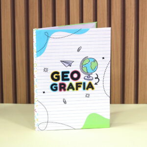 Caderno escolar temático com estampa de globo terrestre e escrita sobre geografia.