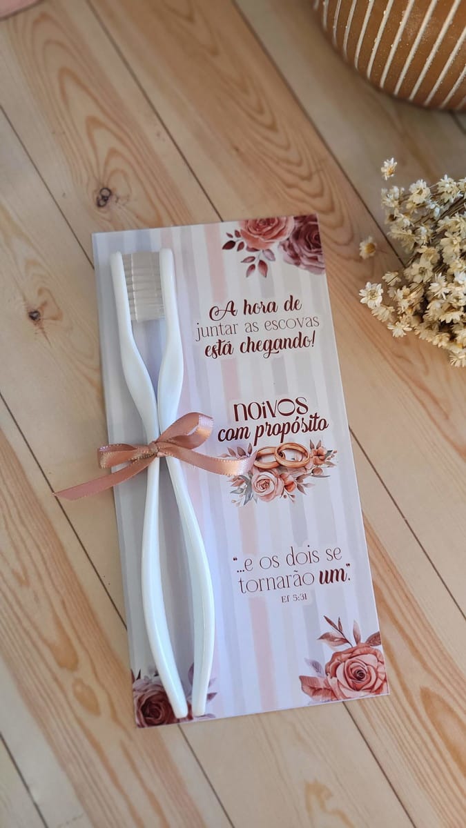 Kit Digital de Mimos Dia dos Namorados para Imprimir 2 Cartão personalizado com duas escovas de dente unidas por laço de fita acetinada.