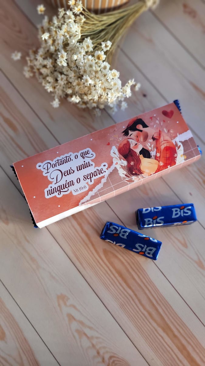 Kit Digital de Mimos Dia dos Namorados para Imprimir 3 Embalagem decorada com ilustração de casal e dois chocolates sobre mesa de madeira
