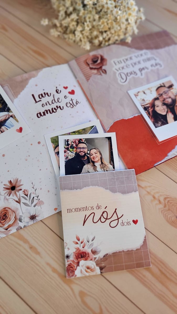 Kit Digital de Mimos Dia dos Namorados para Imprimir 4 Cartões e porta-retratos decorativos sobre mesa de madeira com fotos de casal.