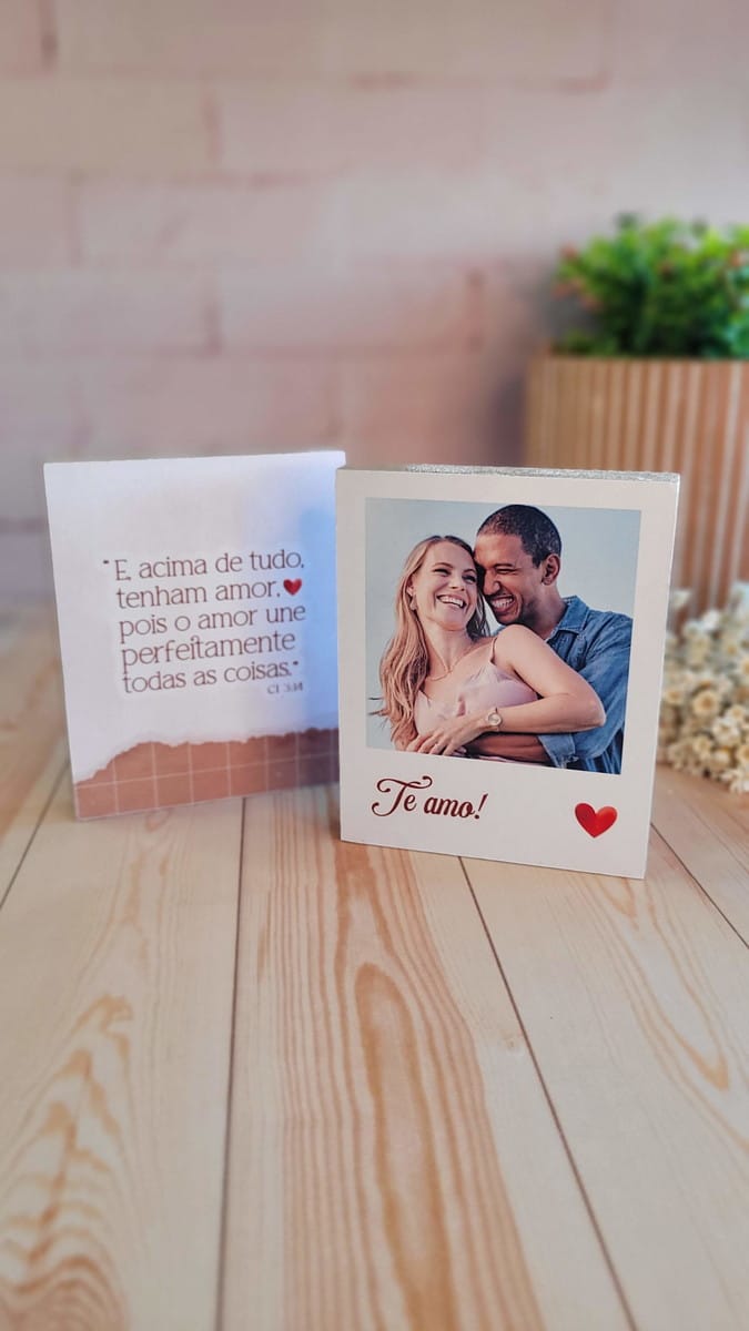 Kit Digital de Mimos Dia dos Namorados para Imprimir 5 Dois blocos de madeira com uma fotografia de casal e uma mensagem escrita.