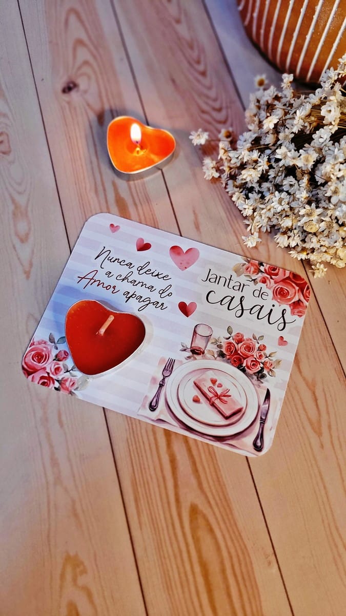 Kit Digital de Mimos Dia dos Namorados para Imprimir 1 Cartão com tema romântico, vela vermelha em formato de coração e flores secas.