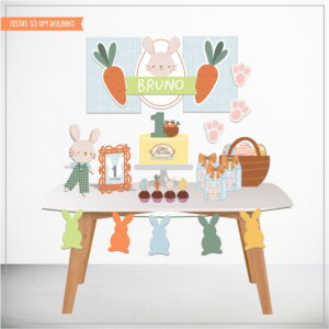 Decoração de mesa infantil com tema de coelho e cenouras para aniversário.