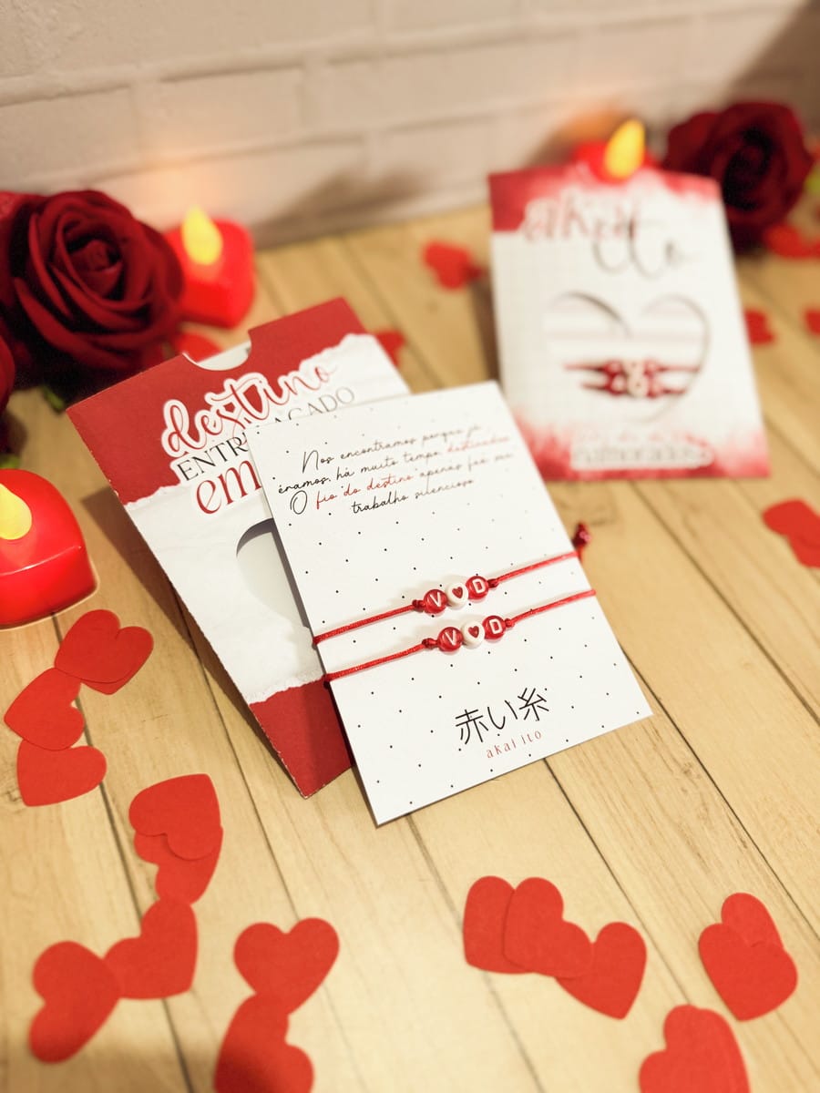 Kit Digital Dia dos Namorados 2025 com 54 Frases e Mimos 2 Duas pulseiras vermelhas com cartões decorados e corações ao redor.