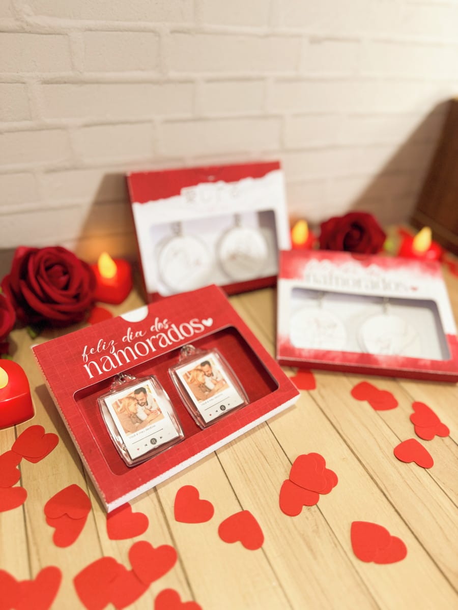 Kit Digital Dia dos Namorados 2025 com 54 Frases e Mimos 3 Caixas vermelhas com chaveiros personalizados, rosas vermelhas e corações de papel espalhados.