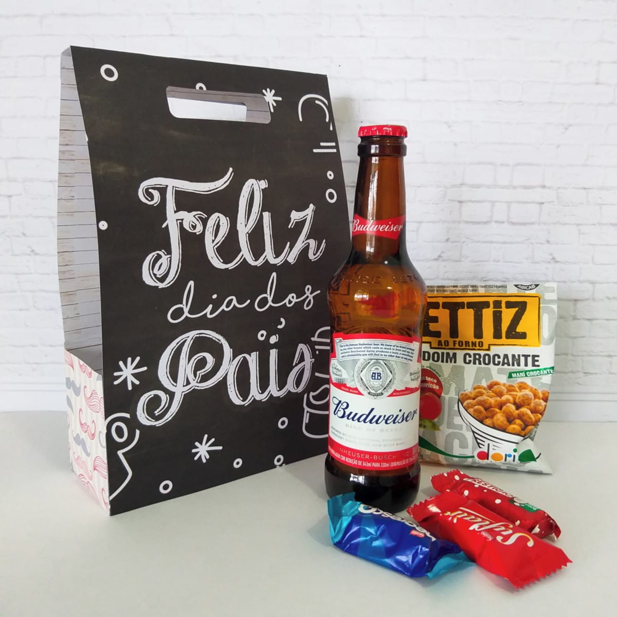 Kit Digital Dia dos Pais Editável PDF e Studio 4 Sacola de presente com tema festivo, cerveja, salgadinho e doces na mesa.