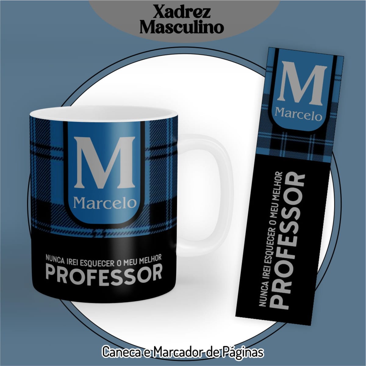 Kit Digital Dia dos Professores 2025 Tema Xadrez 5 Caneca branca estampada em azul xadrez com texto e um marcador de páginas combinando.