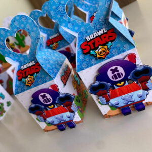 Caixinhas decoradas em azul com alça de coração e personagens coloridos estampados