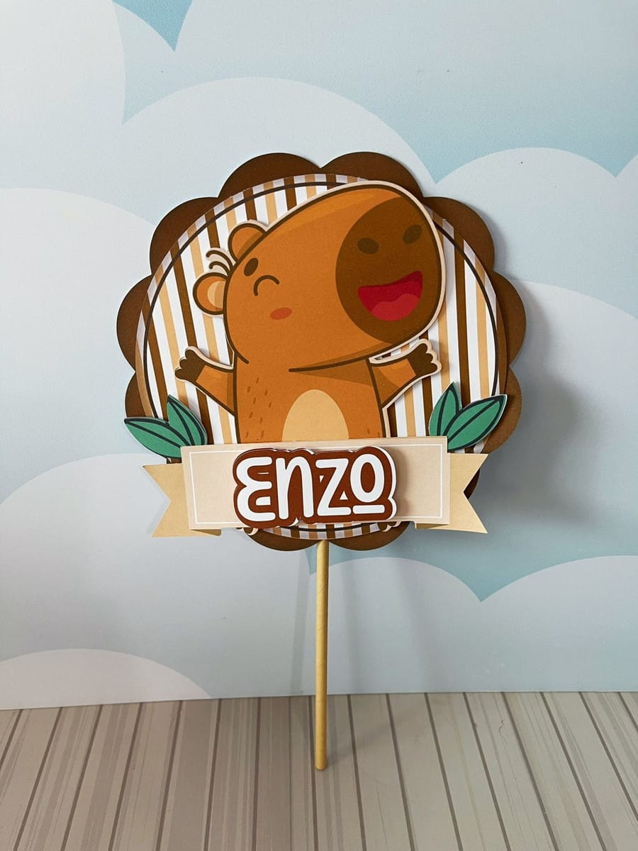 Kit Digital Festa Capivara Menino para Corte 2 Topo de bolo em camadas com ilustração de capivara e nome personalizado em destaque.