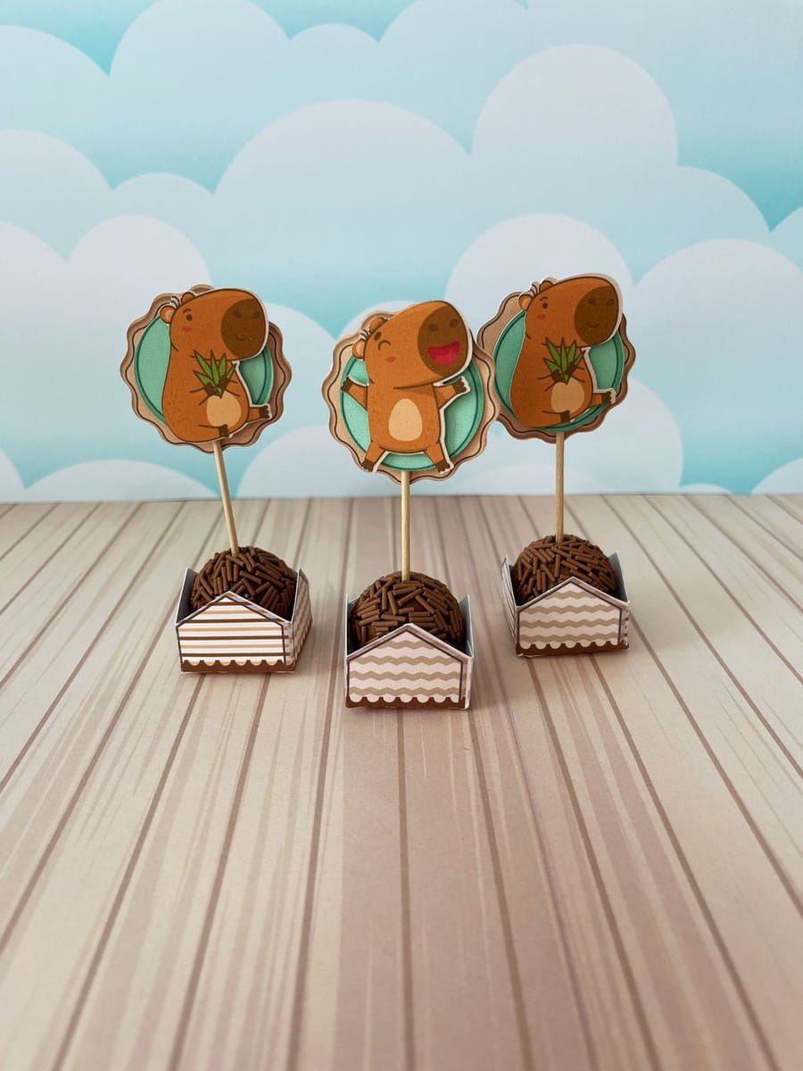 Kit Digital Festa Capivara Menino para Corte 3 Três doces decorados com palitos e toppers ilustrados com capivaras marrons.