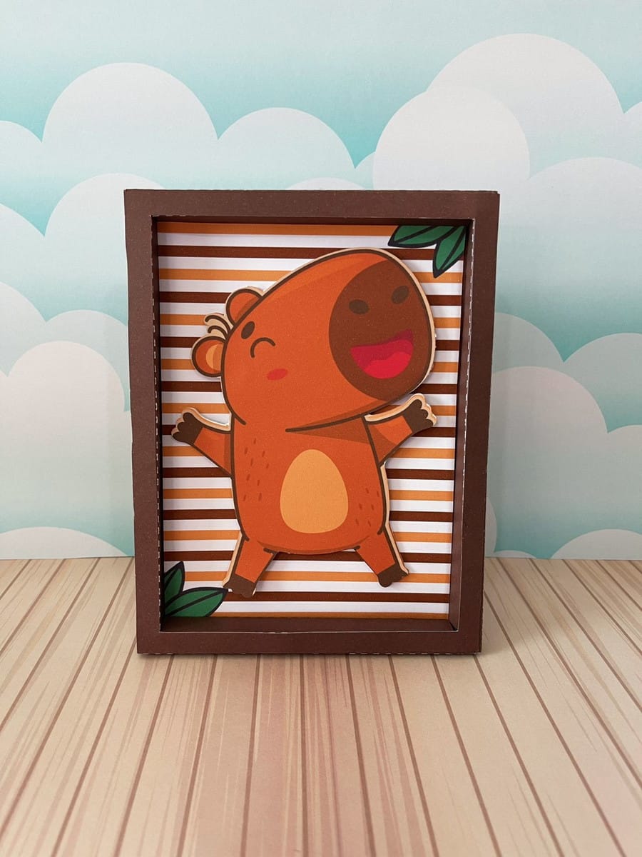 Kit Digital Festa Capivara Menino para Corte 4 Quadro decorativo com ilustração de capivara animada sobre fundo listrado em tons terrosos.