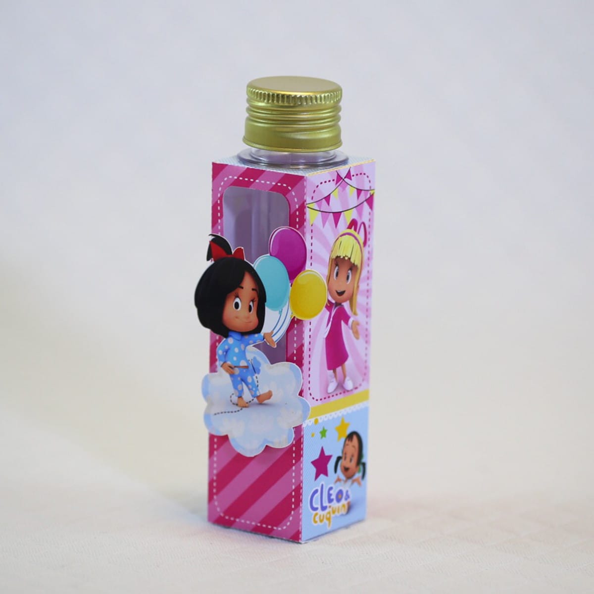 Kit Digital Festa Cleo e Cuquin com Embalagens 4 Garrafa transparente decorada com personagens infantis, tampa dourada e fundo neutro.