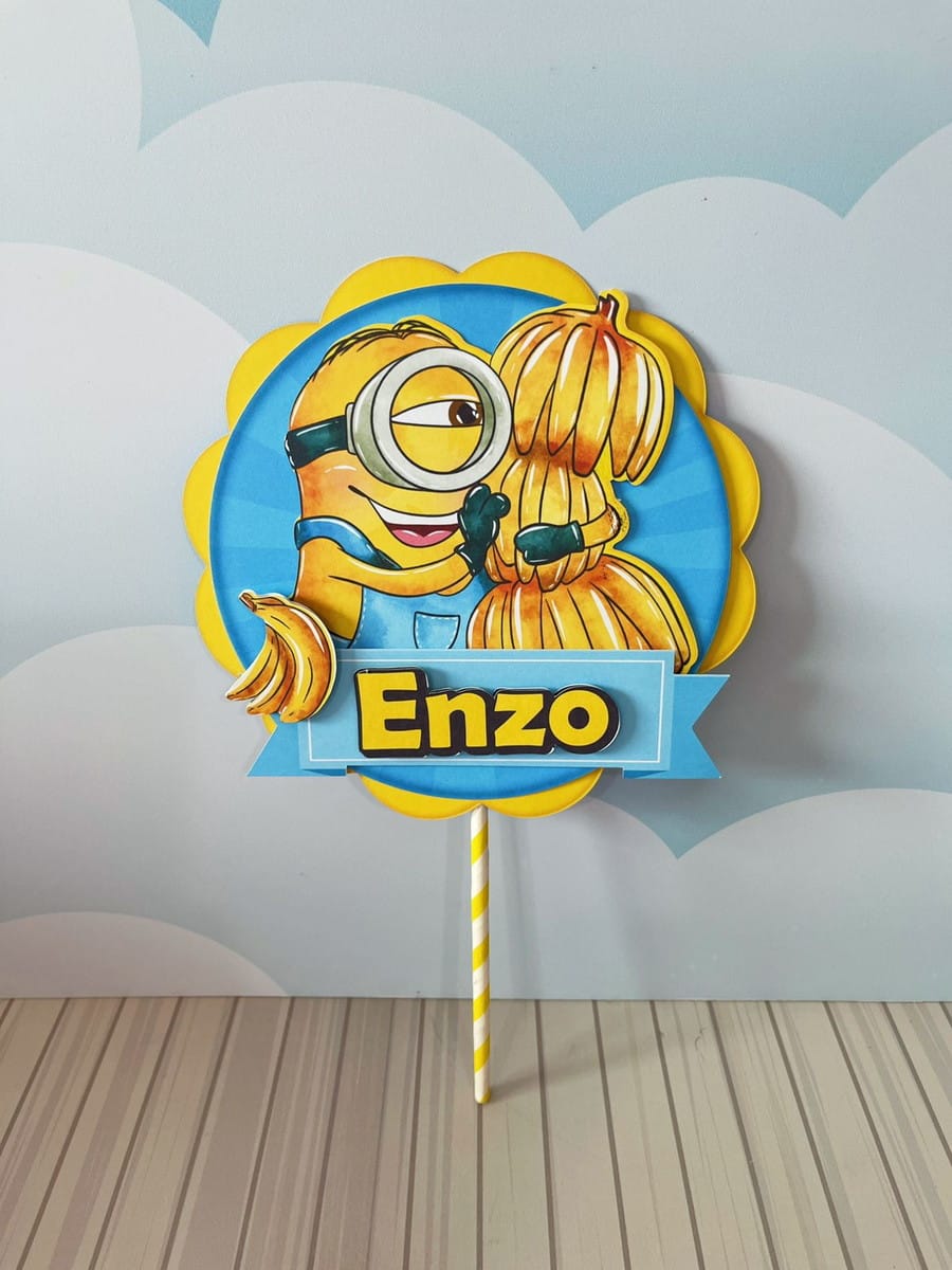 Kit Digital Festa Minions Luxo para Corte e Impressão 2 Topo de bolo circular decorativo com personagem amarelo e cachos de bananas amarelas.