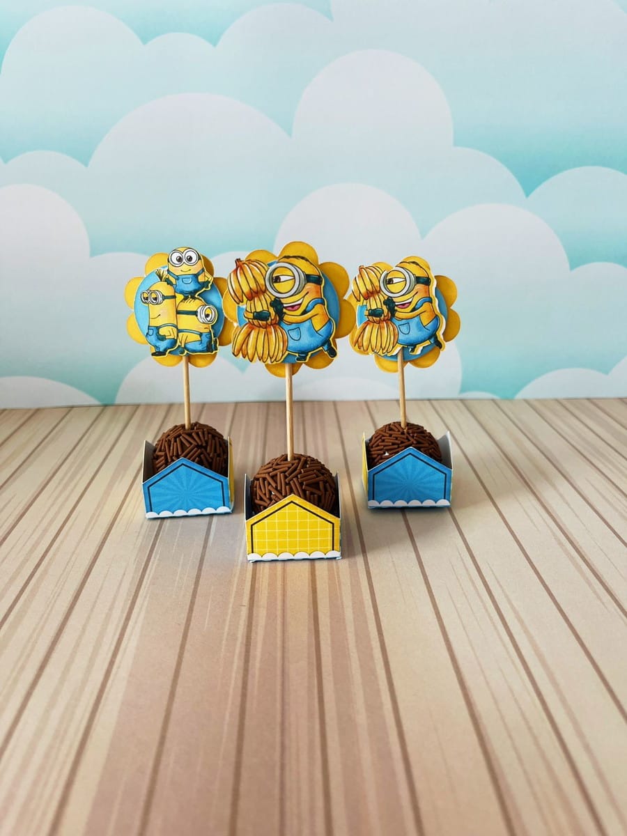 Kit Digital Festa Minions Luxo para Corte e Impressão 4 Três doces de festa decorados com topos de papel de personagens amarelos.