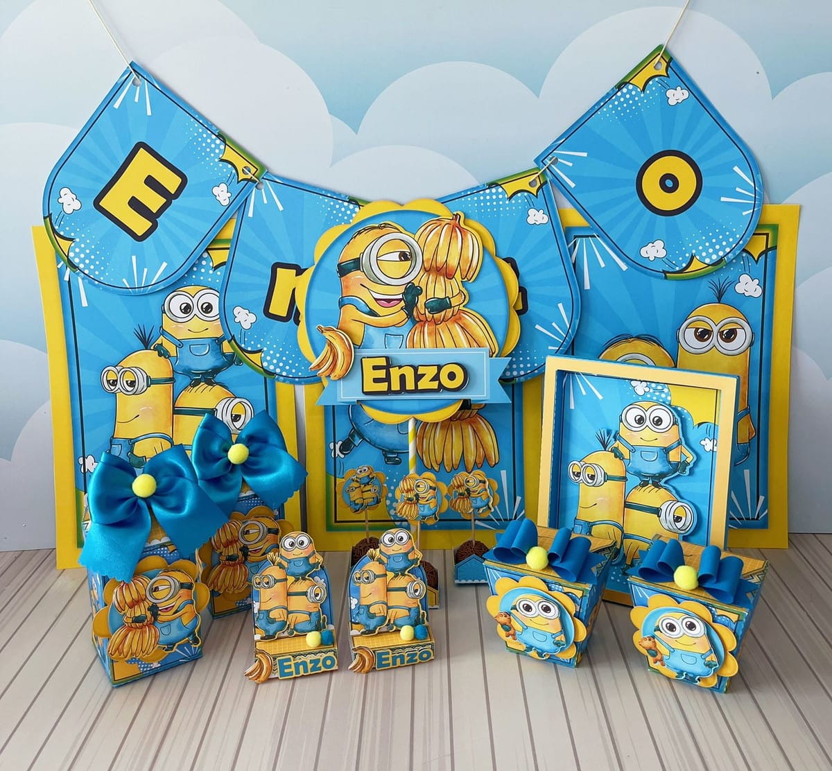 Kit Digital Festa Minions Luxo para Corte e Impressão 1 Decoração de festa com tema de personagens amarelos e azuis em papelaria personalizada.