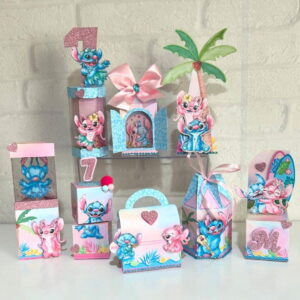 Kit Digital Festa Stitch e Angel Luxo para Studio 11 Conjunto de caixas decoradas com temas de personagens azuis e rosas em papel.